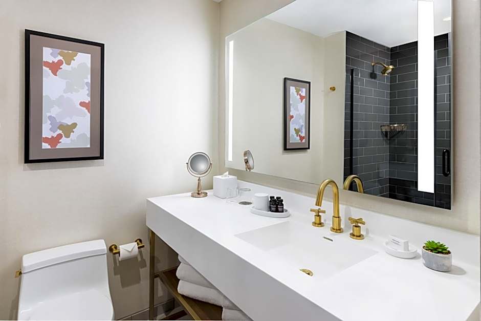 THE MC, AUTOGRAPH COLLECTION