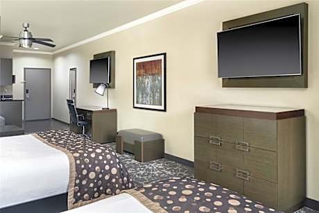 Suite 2 Queen Mobility Accessible Comm Assist Walkin Shower Sofabed Microwave Fridge NSMK Breakfast