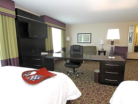 2 Qns Mobility/hearing Access Tub Studio Ns Vis Firealrm/door/phn Alrt/sofabed Microwv/fridge/wetbar