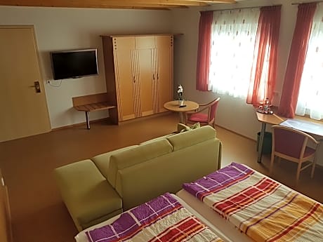 Apartment-Familie-Eigenes Badezimmer-Gartenblick