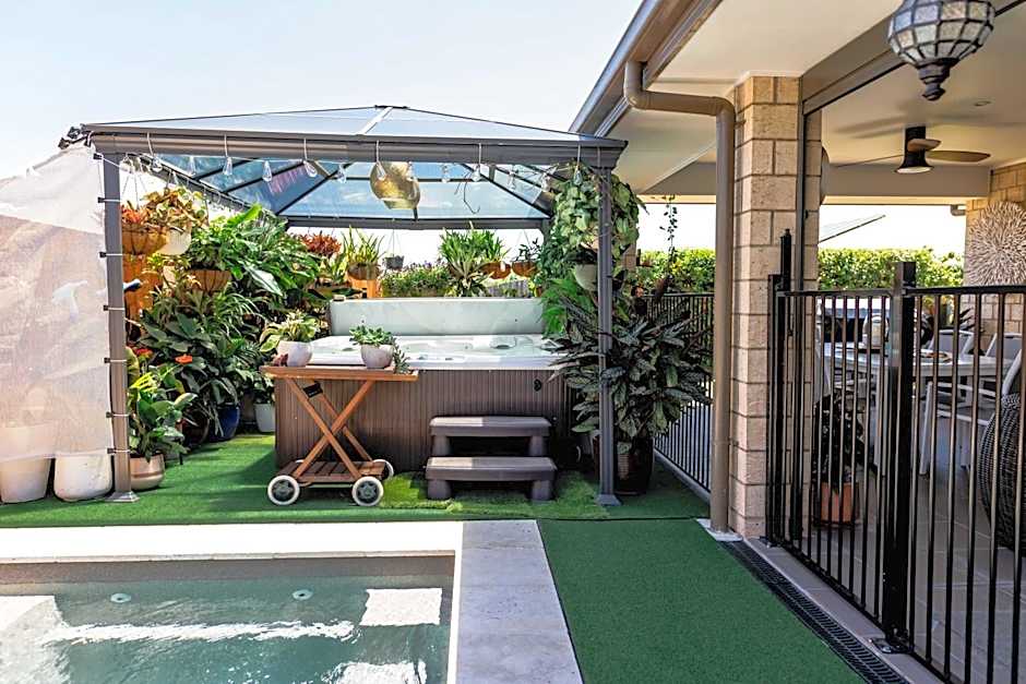 Entertainer's Paradise! Child =& pet friendly Pool spa, movie room - close to Australia Zoo