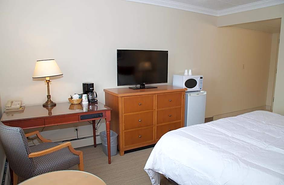 Twin Pine Inn & Suites