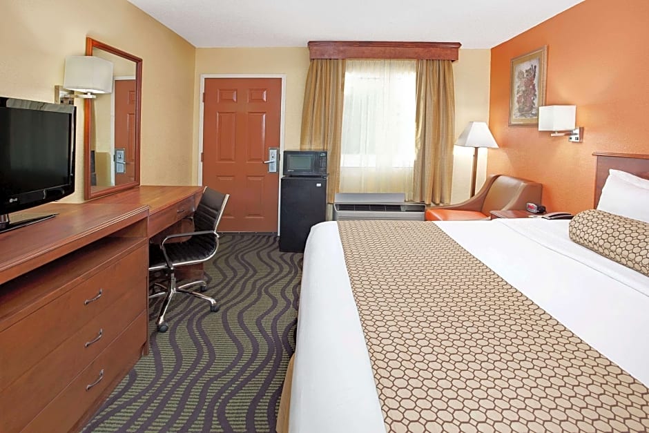 Photo 1 of 4 of 1 King Bed, Nonsmoking
