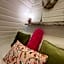 Paddock Pod - Sleeps 4 & Roofed Over Private Hot Tub & NEW SAUNA