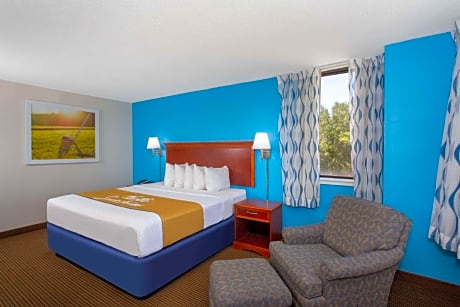 Deluxe King Room with Bath Tub - Mobility/Hearing Accessible - Non-Smoking