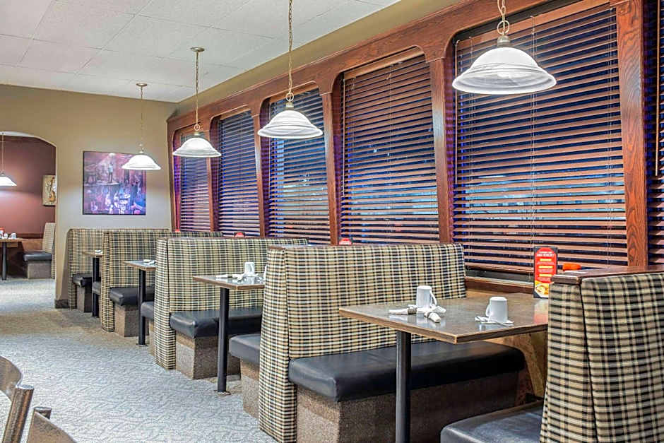 Days Inn & Conference Centre by Wyndham Camrose Norsemen