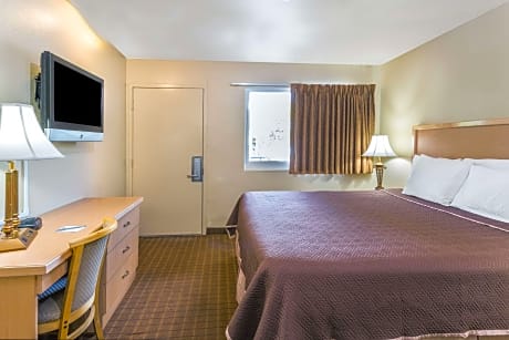 1 King Bed Non-Smoking