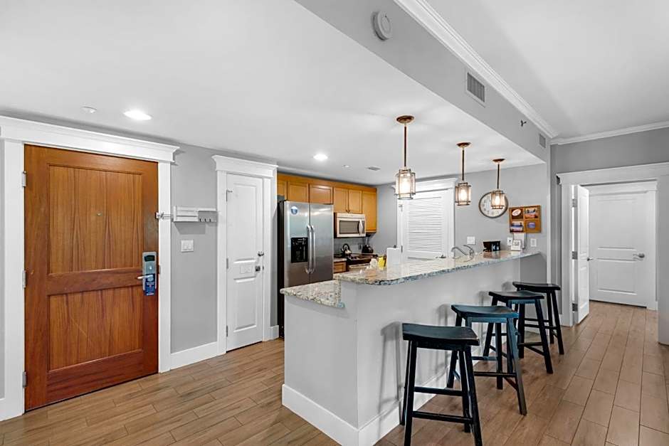 Cozy Bayside Retreat at Lasata , Stunning Panoramic Views ,Steps away from Baytowne Wharf, 3 Bedrooms 3 full baths !!