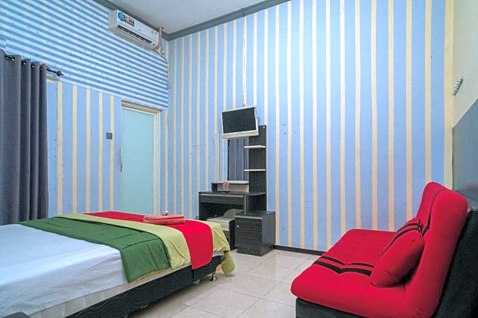 RedDoorz near Alun Alun Batu