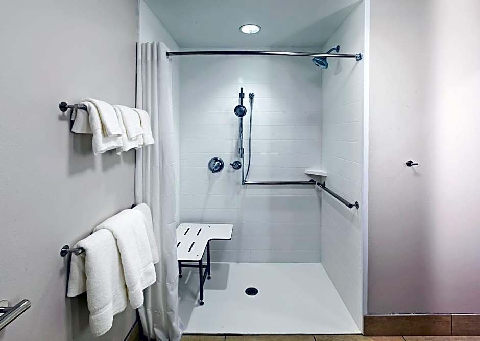 Holiday Inn Express and Suites Chanute By IHG