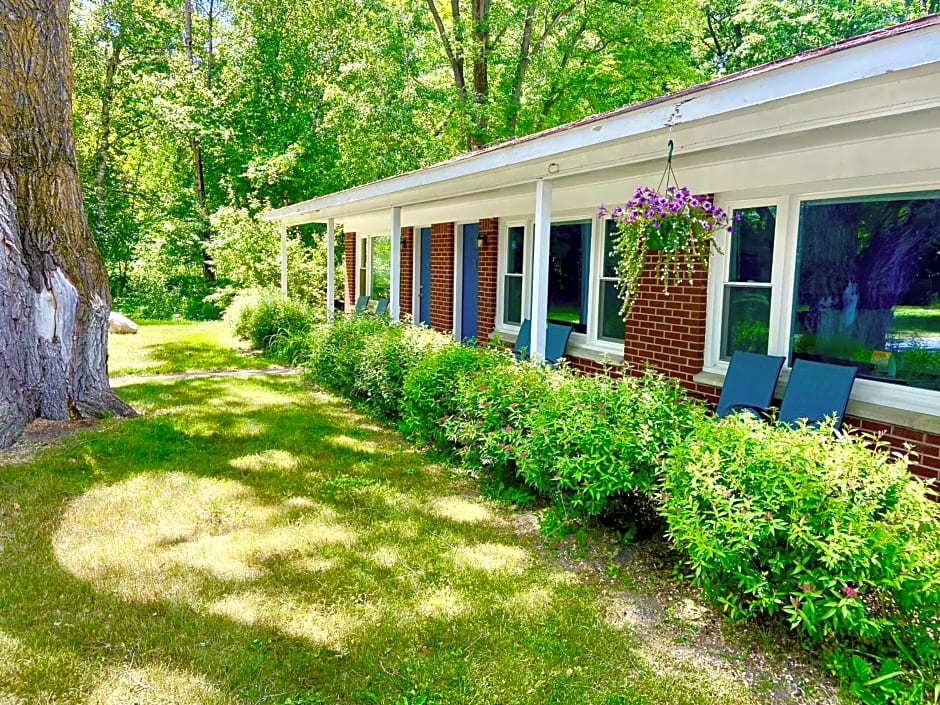 Elk Rapids Lakeshore Inn