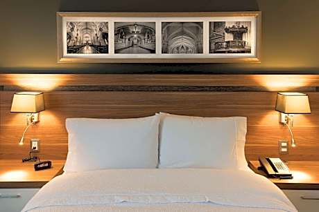 Queen Room with Roll-In Shower - Disability Access/Non-Smoking