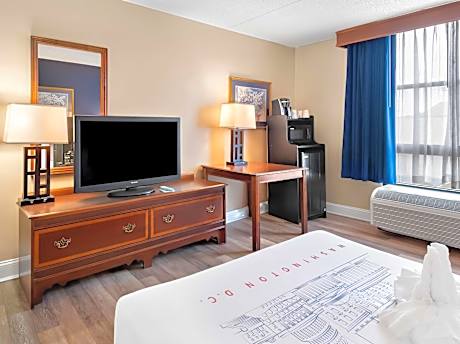Queen Room with Roll-In Shower - Disability Access