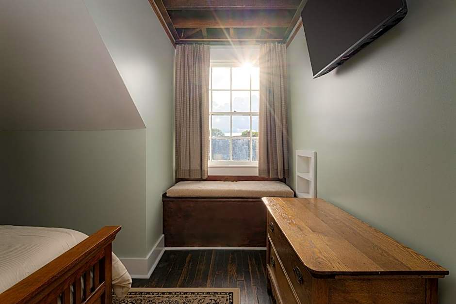 The NuWray Hotel & Carriage House