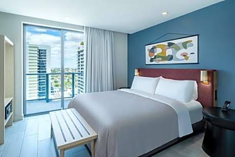 One Queen Bedroom Balcony Suite Non-Smoking