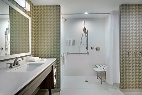 2Queen Accessible Roll In Shower Studio Nosmk