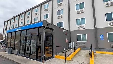 1 Full Bed | ADA/Tub/Premium/Mini Fridge