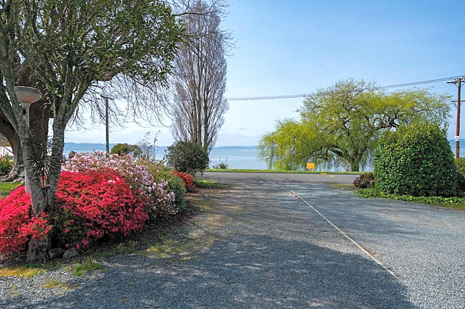 Jack & Di's Waiteti Lakefront Motel