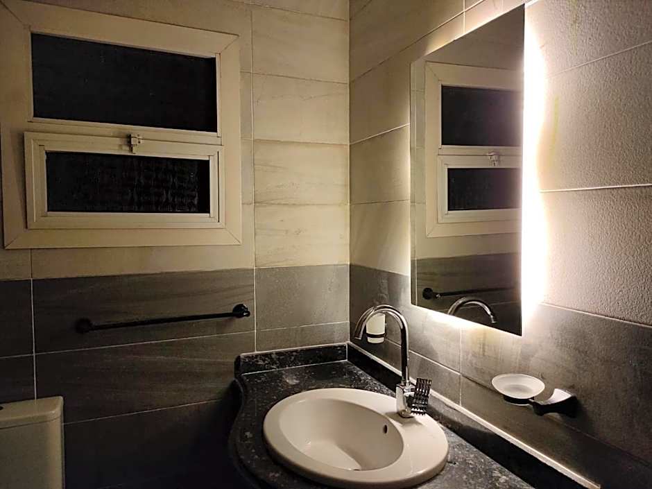 luxurious Downtown House near airport and Malls