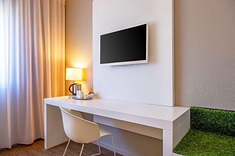 Twin Room Garrigue side