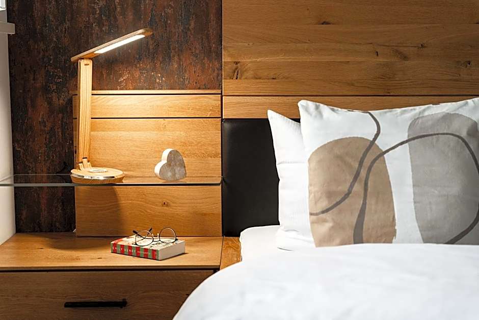 Hotel Vier Jahreszeiten an der Therme & Kliniken Bad Krozingen Nähe Freiburg & Schwarzwald Ideal für Wellness Kur & Business Ausflüge 24h Check In- WLAN & Parken gratis