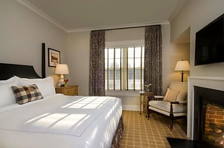 King Room with Mobility Accessible Roll-In Shower - Non-Smoking