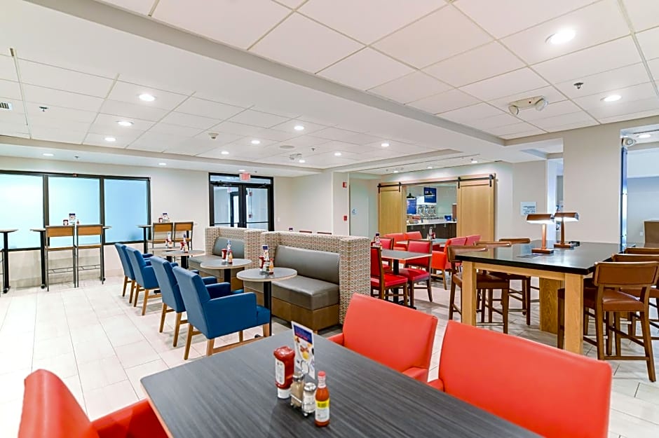 Holiday Inn Express Richmond Airport by IHG