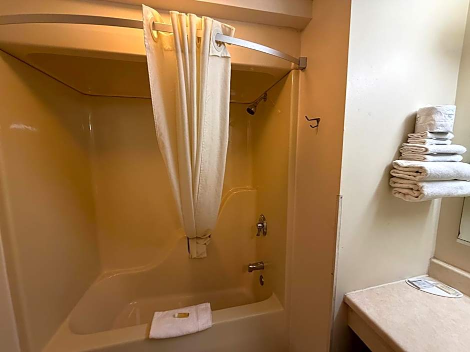 Iron Mountain Inn & Suites MI US 2
