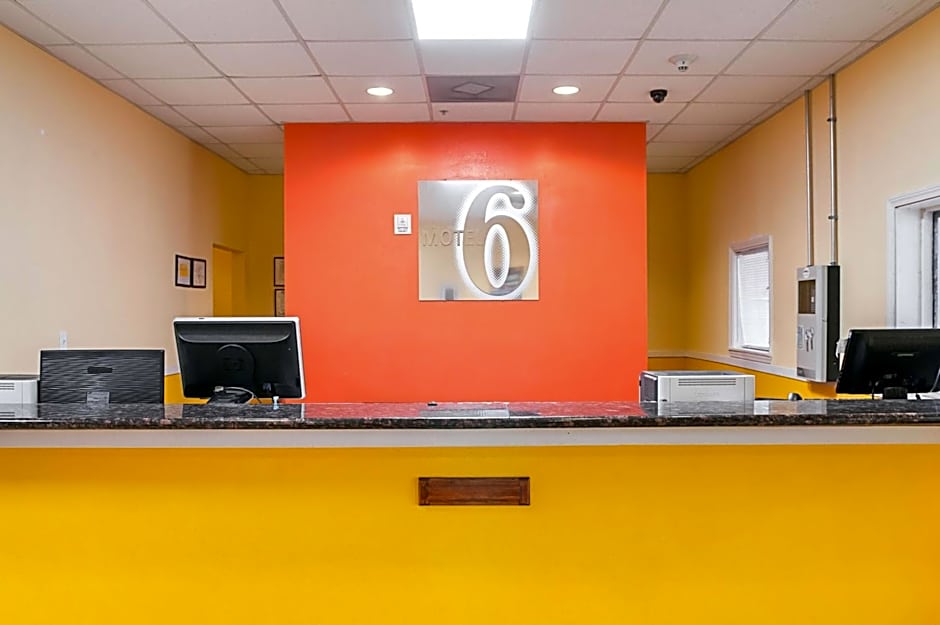 Motel 6-New Orleans, LA - Near Downtown