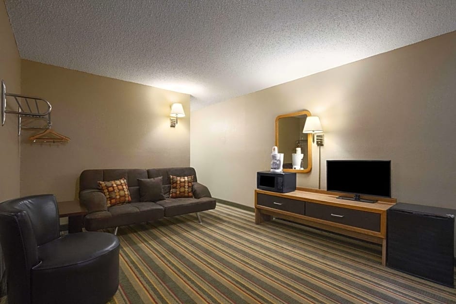 Super 8 by Wyndham Blackwell