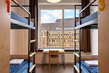 Bed in 4-Bed Mixed Room with Shower