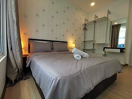 Apartment with Pool View