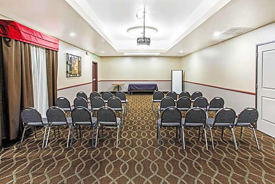 La Quinta Inn & Suites by Wyndham Denver Gateway Park