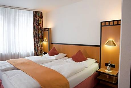 Deluxe Double Room (2 Adults + 1 Child)