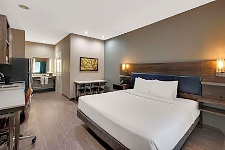 King Suite with Bath Tub and Kitchenette - Disability/Non-Smoking