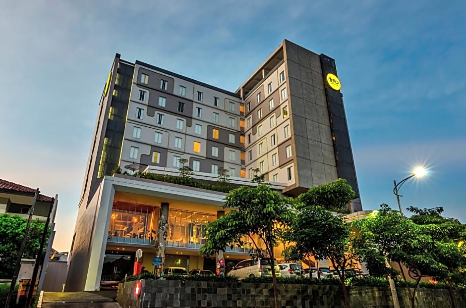 Photo 1 of 50 of Yello Hotel Jemursari
