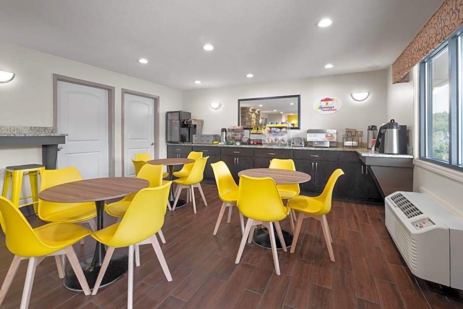 Super 8 by Wyndham Helen