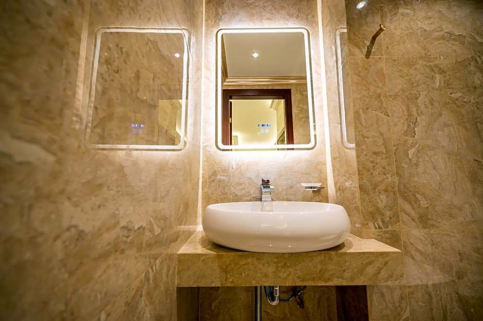 A Residence @ Between Hilton & Cititel Hotel