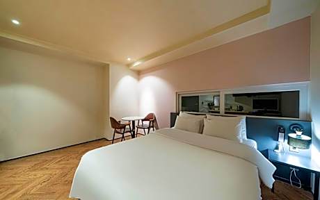 Grand Room with Bathtub - Check-In Mon-Thu 4PM, Fri and Sun 8PM, Sat and Holiday Eve 10PM