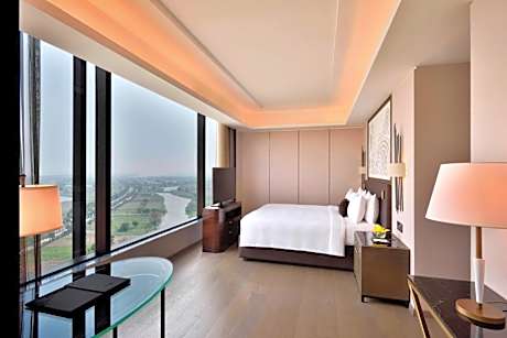 Executive Suite with Executive Lounge Access & Two way Airport Transfer