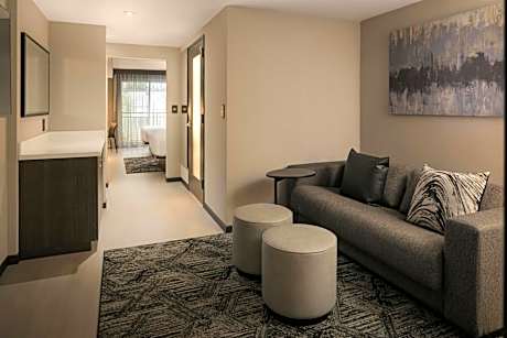 Two-Bedroom Queen Suite with Sofa Bed and Balcony - Hearing Accessible