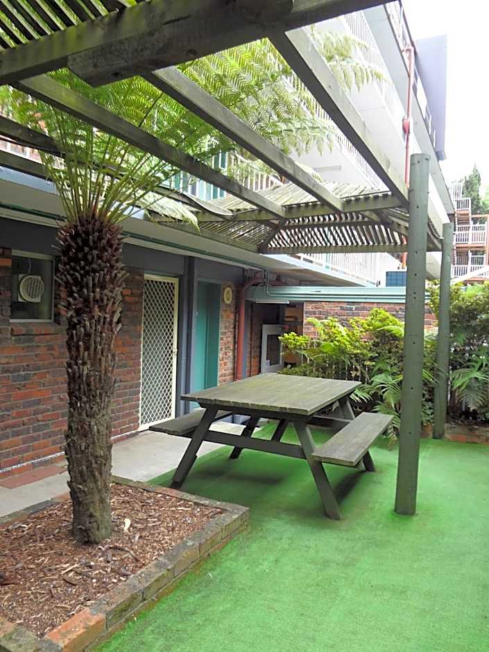 Adina Place Motel Apartments