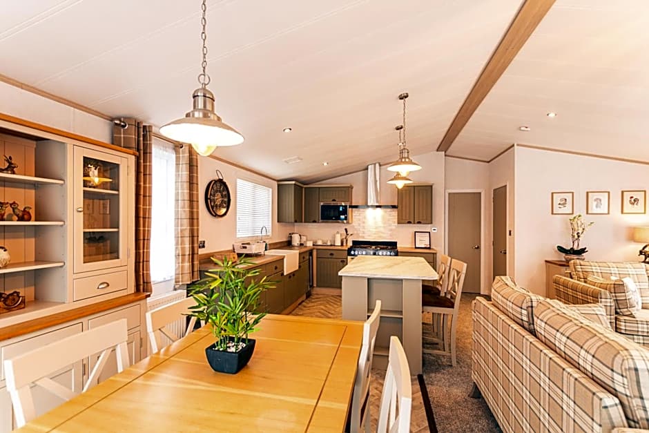 Hemingway Lodge with Hot Tub