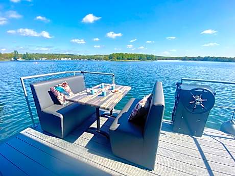 Luxury houseboat with beautiful views