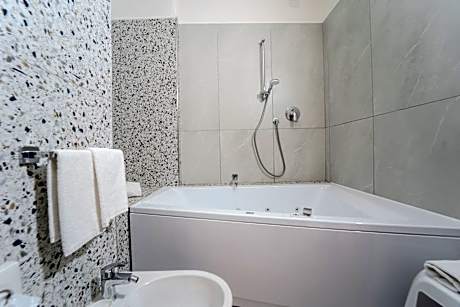 Queen Suite with Spa Bath