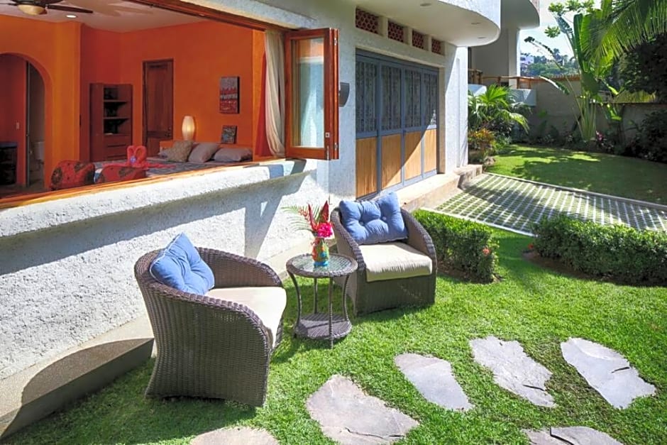 Villa Kiwi. Huge Pool, Steps To Town n Beach. 6 plus BRM 7.5 BTH 3 KCN
