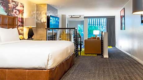 Signature King Suite, City View & Balcony