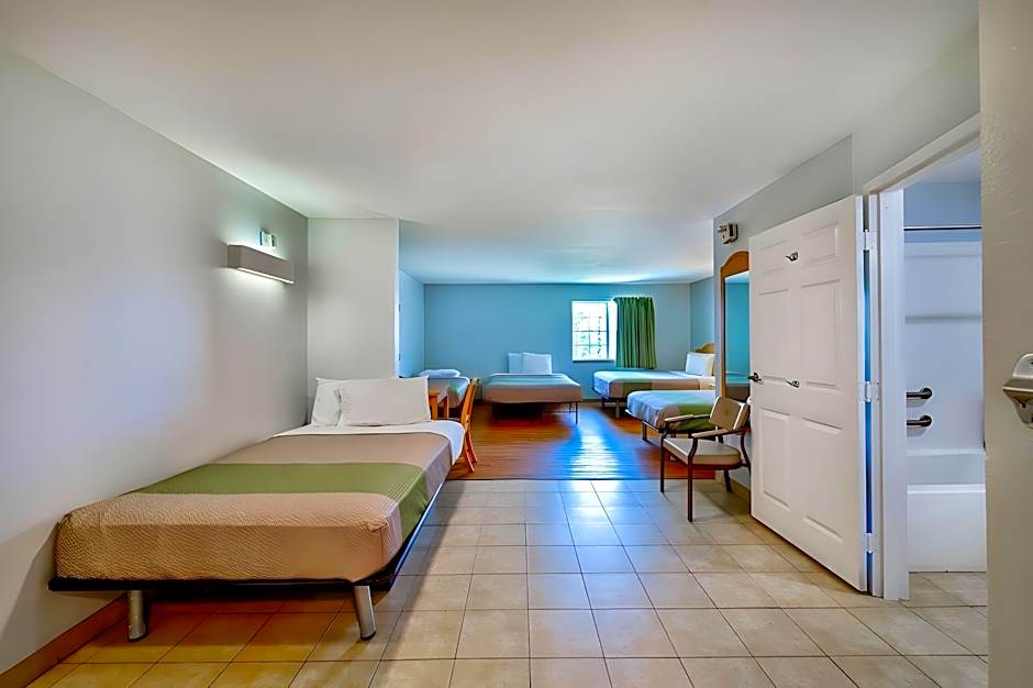 OYO Hotel Sulphur Kitchenette Daily Weekly Stays