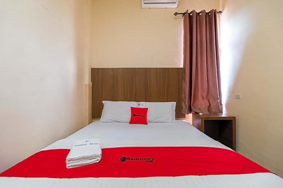 RedDoorz Plus near Ramayana Pematangsiantar