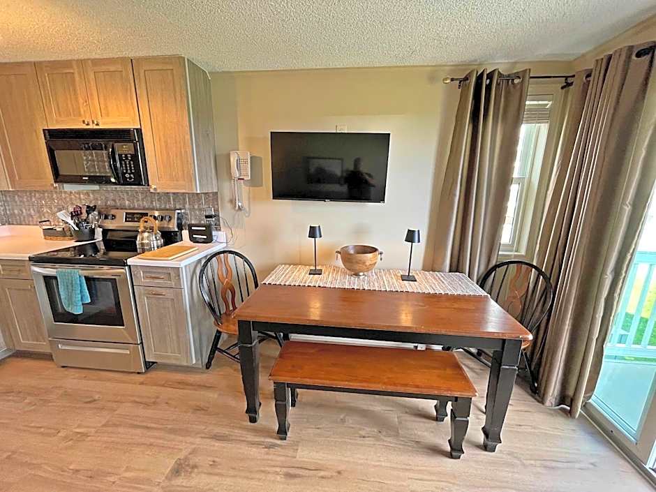 Stroll to Slopes, Village Area, Ski in-Out MtLodge 210